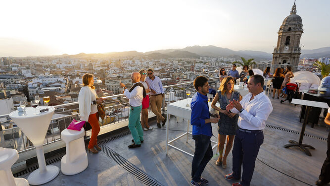 Varios grupos de personas en la terraza del Hotel Málaga Palacio.