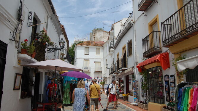 Turistas paseando por la calle Ortiz de Molinillo.