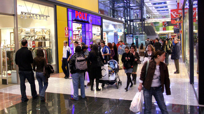 Personas pasean por un centro comercial.