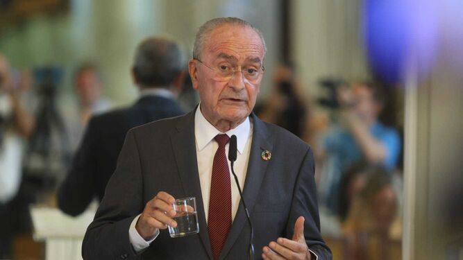 El alcalde de Málaga, Francisco de la Torre, sujeta un vaso de agua durante la rueda de prensa en la que explicó la subida de la tarifa.