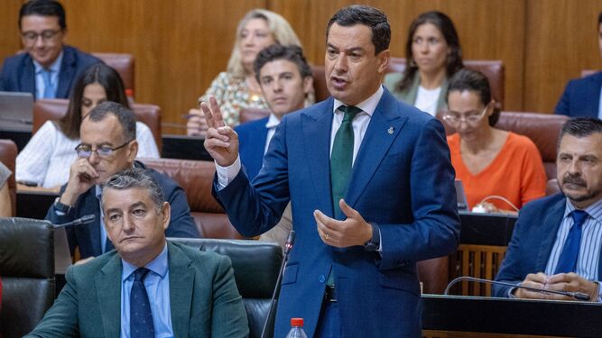 Juanma Moreno ayer durante la sesión de control en el Parlamento de Andalucía.