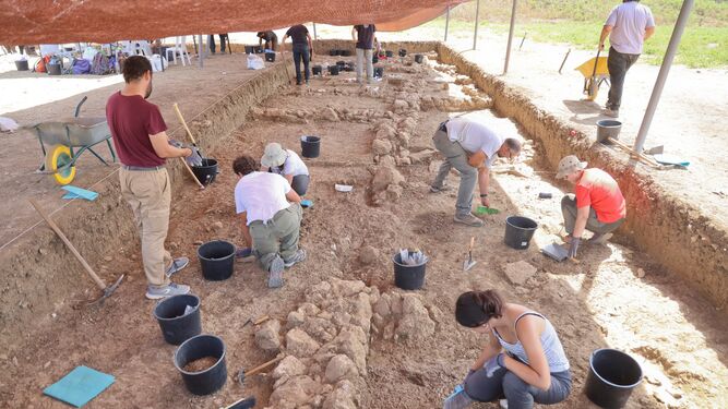 Investigadores excavan el yacimiento de Cerro del Villar.