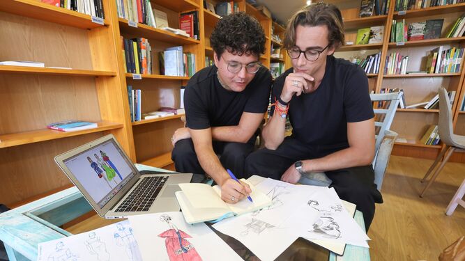Juan Domínguez y Jorge Mir con varios de sus diseños y bocetos