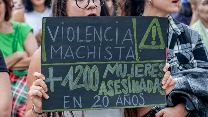Una mujer sostiene un cartel contra la violencia machista en una imagen de archivo.