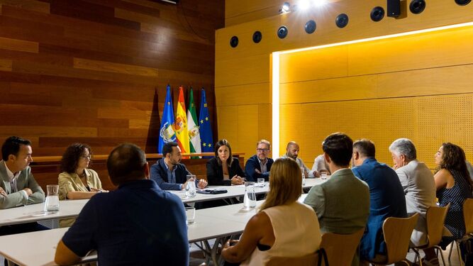 El Ayuntamiento de San Fernando plantea a Acosafe un plan director para salvar al comercio local. En la imagen, el equipo de gobierno reunido con la Asociación de Comerciantes de San Fernando.