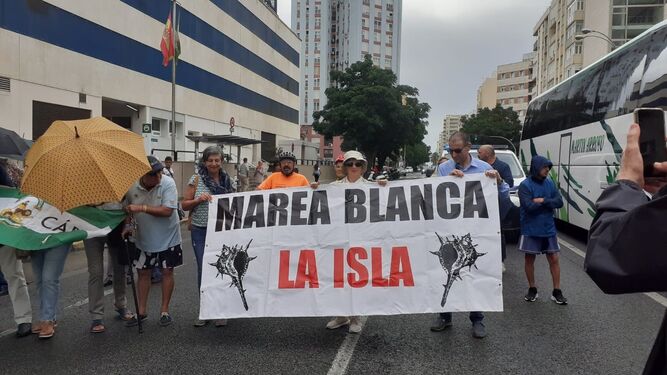 Marea Blanca San Fernando, en la manifestación por la sanidad pública convocada en Cádiz este domingo.