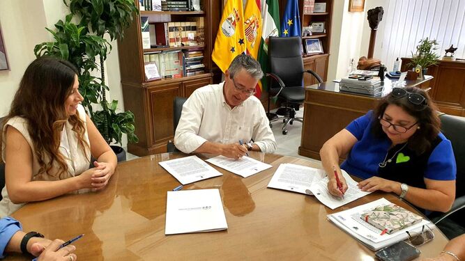 Firma del convenio de colaboración del Ayuntamiento de Rincón con ASALBEZ