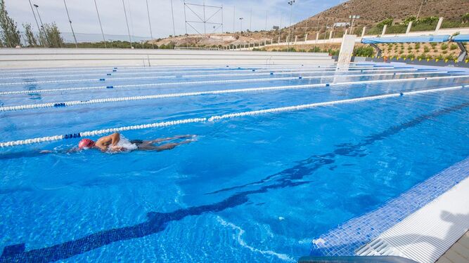 Un nadador entrenando en la piscina Virgen del Carmen III.