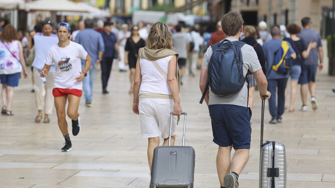 Dos turistas pasean por el Centro de Málaga en una imagen de archivo.