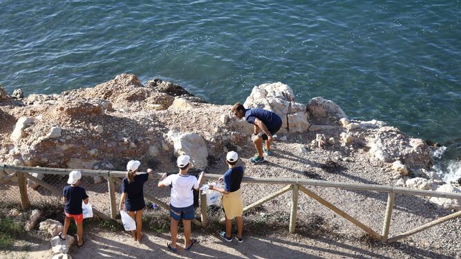 Una de las imágenes de que deja la jornada de recogida de residuos en playas de Málaga.
