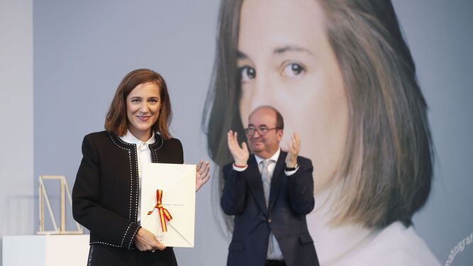 Carla Simón tras recibir el Premio Nacional de Cine de manos del ministro Miquel Iceta.