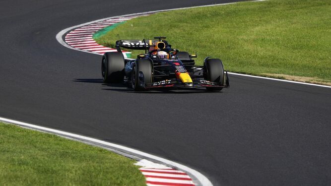 Verstappen marcha en solitario por el circuito de Suzuka.