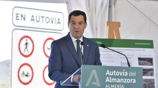 El presidente de la Junta, Juanma Moreno, en la inauguración de los nuevos tramos de la autovía del Almanzora, en Almería.