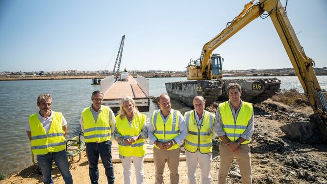 Imagen de la visita técnica a las obras del Eurovelo, con el nuevo puente que servirá para cruzar el río Arillo.