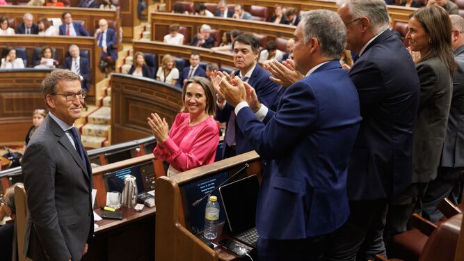 Los diputados del PP aplauden a Alberto Núñez Feijóo durante la sesión de investidura.