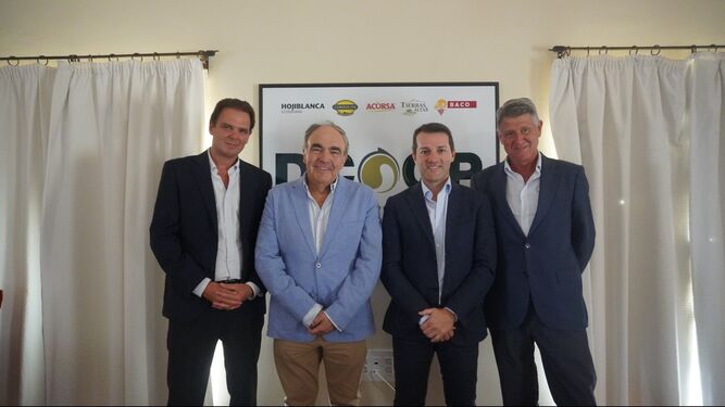 En la firma estuvieron presentes Antonio Luque, presidente de Dcoop, y Toño Pons, presidente de Importaco