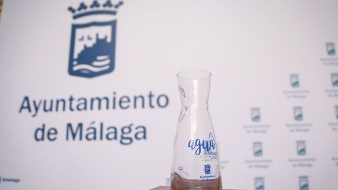 Una botella de agua en el Ayuntamiento de Málaga