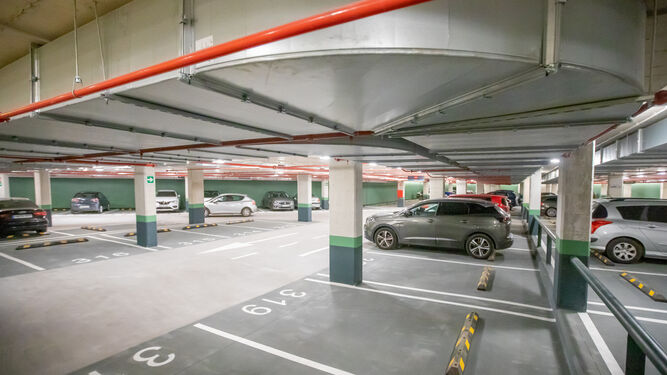Varias plazas de aparcamiento en un parking público de Estepona.