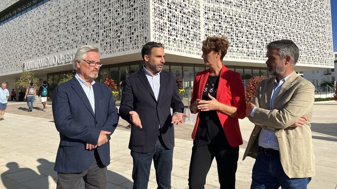Rafael Granados, Daniel Pérez, Emma Molina y José Bernal frente al Ayuntamiento de Estepona.