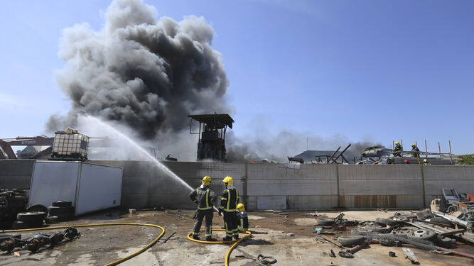 Bomberos trabajan en un incendio declarado en un desguace en una imagen de archivo.