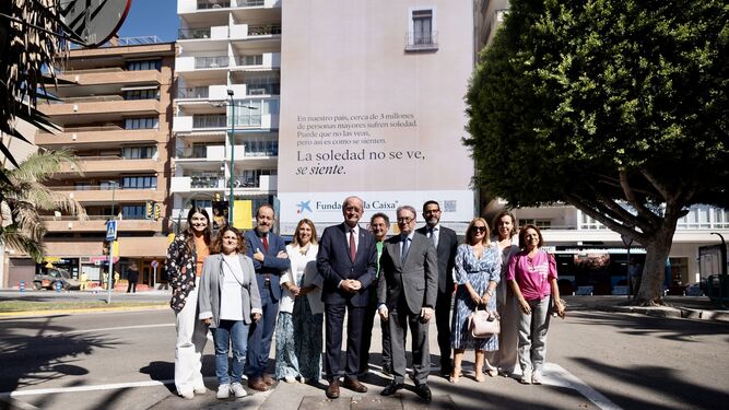 De la Torre y Simón (centro) posan con el cartel que servirá para visibilizar la soledad de los mayores en Málaga.