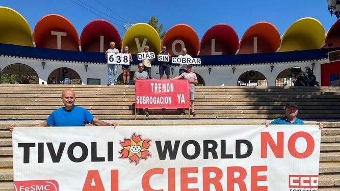 Trabajadores del Tívoli de Benalmádena con pancartas de protesta