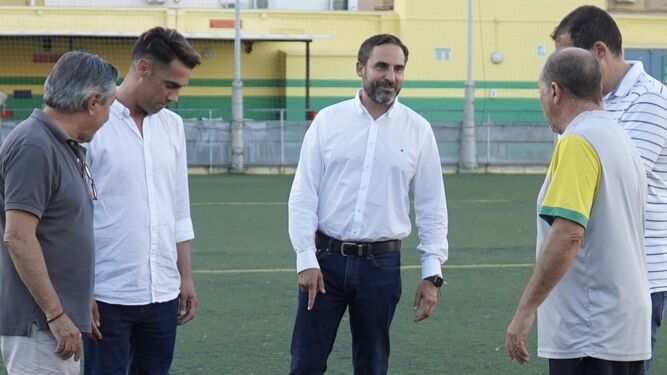 Ediles del PSOE de Málaga visitando un campo de fútbol base.