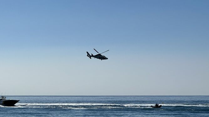 El helicóptero de la Guardia Civil tratando de dar caza a la lancha.