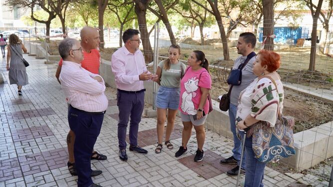 El concejal socialista Jorge Quero junto a vecinos de Nueva Málaga.
