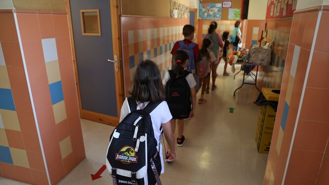 Niños entrando a clase en un colegio de Málaga.