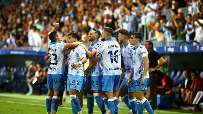 El Málaga CF celebra el tanto de la victoria ante el San Fernando.