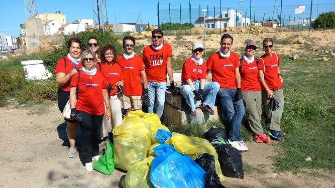 Grupo de voluntarios en una de las actividades desarrolladas en diferentes ciudades de Andalucía centradas en el cuidado del medioambiente.
