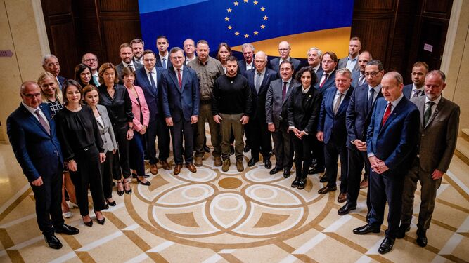 Borrell y Zelenski, junto a los ministros de Exteriores de la UE reunidos en Kiev.