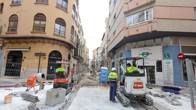 Obreros trabajan en calle Álamos.
