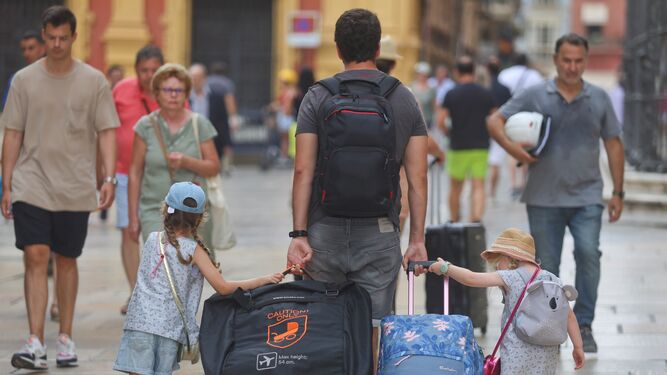 Un grupo de turistas caminando por una calle del centro de Málaga en una imagen reciente