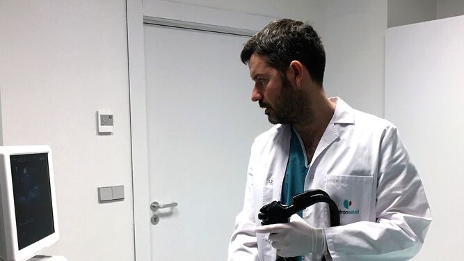 El doctor Luis Casais, jefe del equipo de Digestivo de Quirónsalud  Málaga,  junto al sistema de ecoendoscopia puesto en marcha.