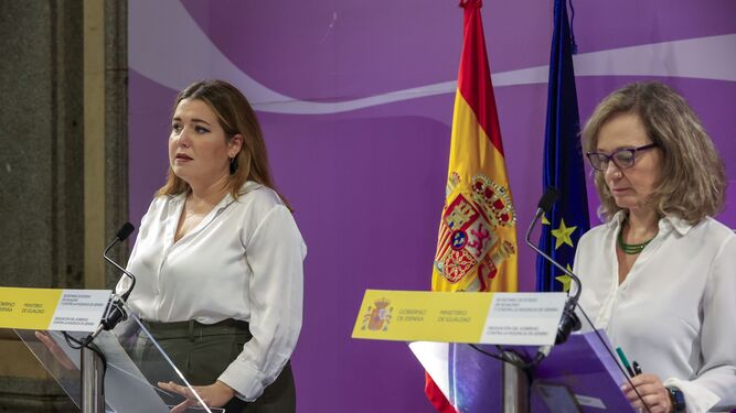 La secretaria de Estado de Igualdad, Ángela Rodríguez (izq.), y la delegada del Gobierno contra la Violencia de Género, Victoria Rosell, ofrecen una rueda de prensa tras la reunión del comité de crisis.