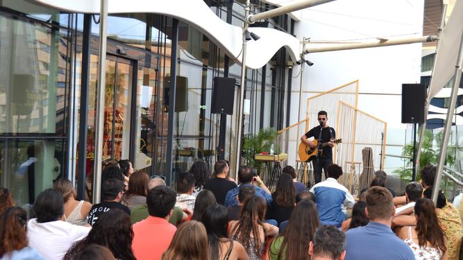 Uno de los conciertos de 'Momentos Sonoros' organizados por Larios Centro y Sofar Sounds Málaga