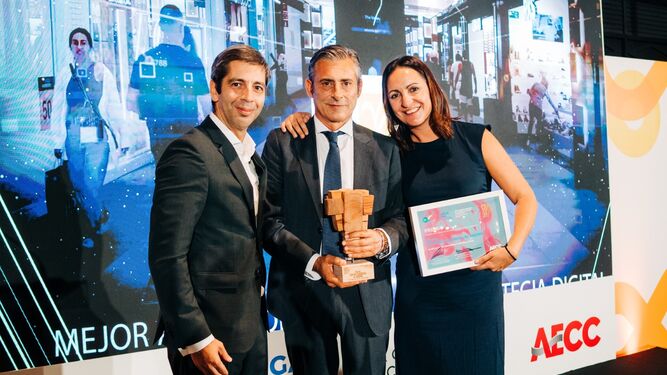Leonardo Galdeano, gerente del Centro Comercial El Ingenio, recogiendo el premio