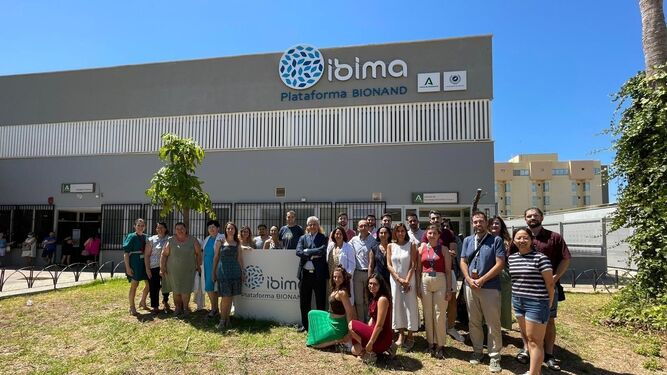 Investigadores participantes en el estudio , ante la sede del Instituto de Biomedicina de Málaga