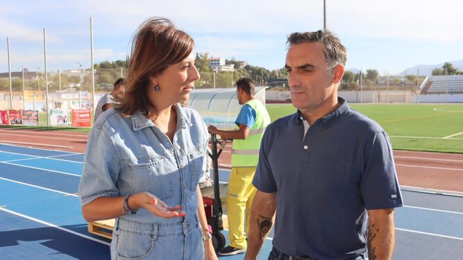 La alcaldesa de Ronda y el delegado municipal de Deportes durante la visita a las instalaciones.