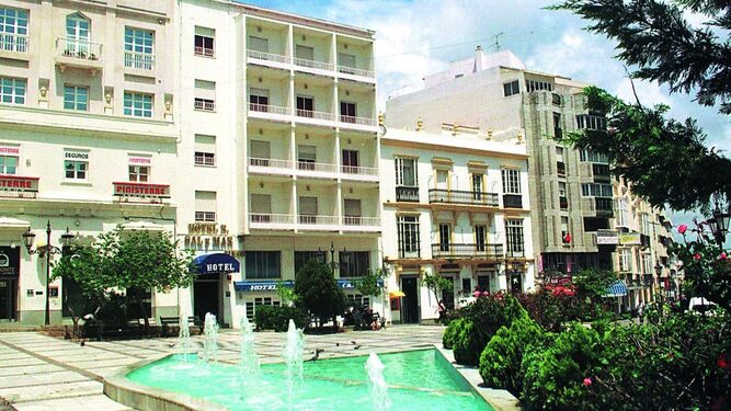 El hotel Salymar, fotografiado antes de la reforma que se emprendió hace 20 años.