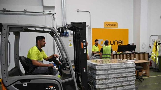Trabajadores de Unei en sus instalaciones logísticas de Sevilla.