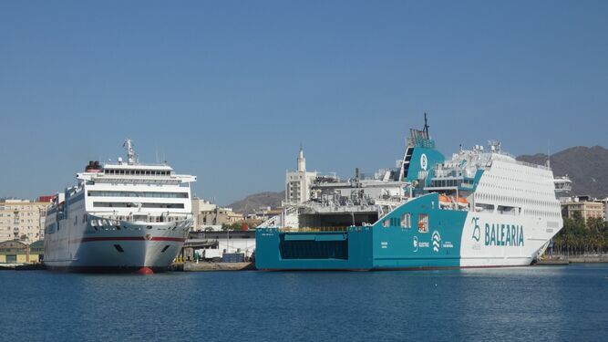Los dos ferris de Melilla atracados en el puerto de Málaga durante su descanso de los sábados.