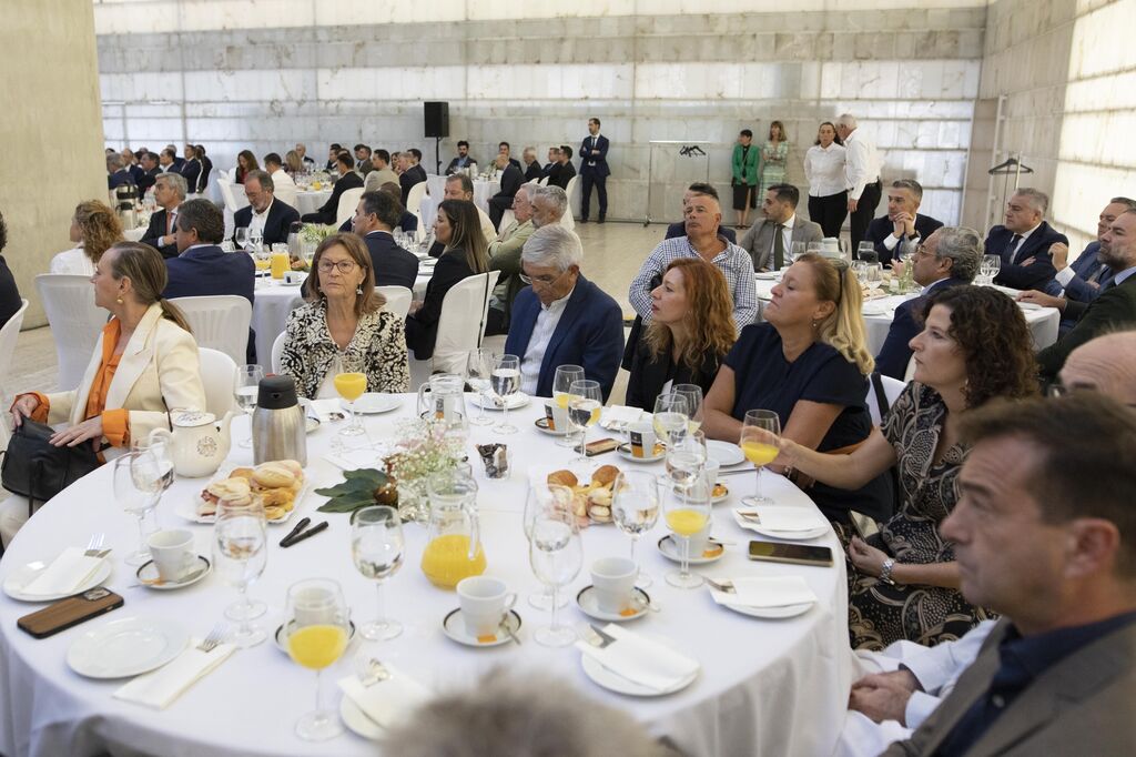 Las im&aacute;genes del desayuno de la CEDE en Granada con Gonzalo Gort&aacute;zar