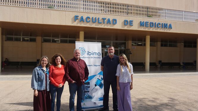 Investigadores del Ibima de Málaga en la sede de la Facultad de Medicina