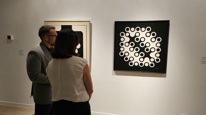 El comisario de la exposición muestra dos piezas de Manuel Barbadillo de la colección.