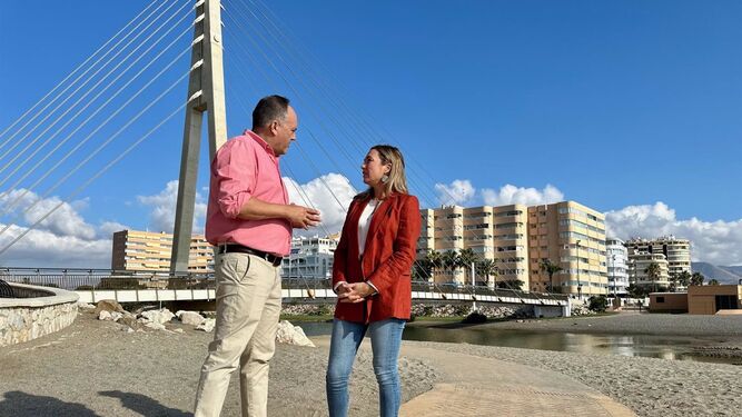 La concejala de Urbanismo de Fuengirola, Rocío Arriaga, y el edil de la barriada de Miramar, Francisco Javier García Lara, en el puente de La Armada.