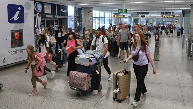 Llegada de viajeros al aeropuerto de Málaga este verano.