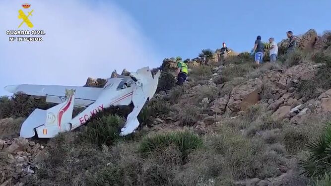 Rescate de la avioneta accidentada con dos personas muertas.